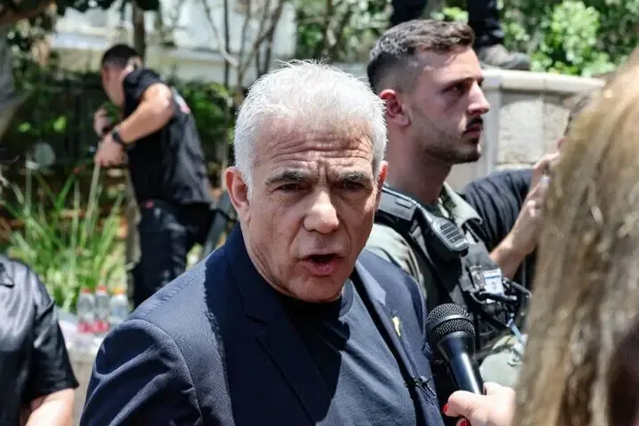 رئیس اپوزیسیون رژیم صهیونیستی: ترامپ درکی از آمریکا ندارد