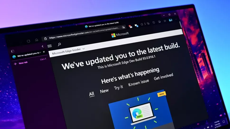 صفحه‌ی مرورگر Microsoft Edge Dev روی نمایشگر لپ‌تاپ، با پیام «We’ve updated you to the latest build» و پیوندهای مربوط به تغییرات نسخه.
