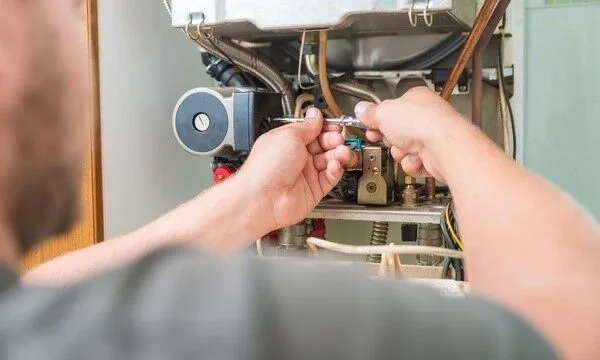 چرا پکیج روشن است و شوفاژها گرماند اما آب گرم نمیشود؟