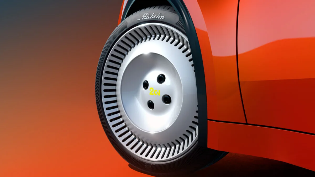 نمای نزدیک چرخ سیتروئن 2CV برقی با رینگ نقره‌ای، طراحی کلاسیک و لاستیک میشلن