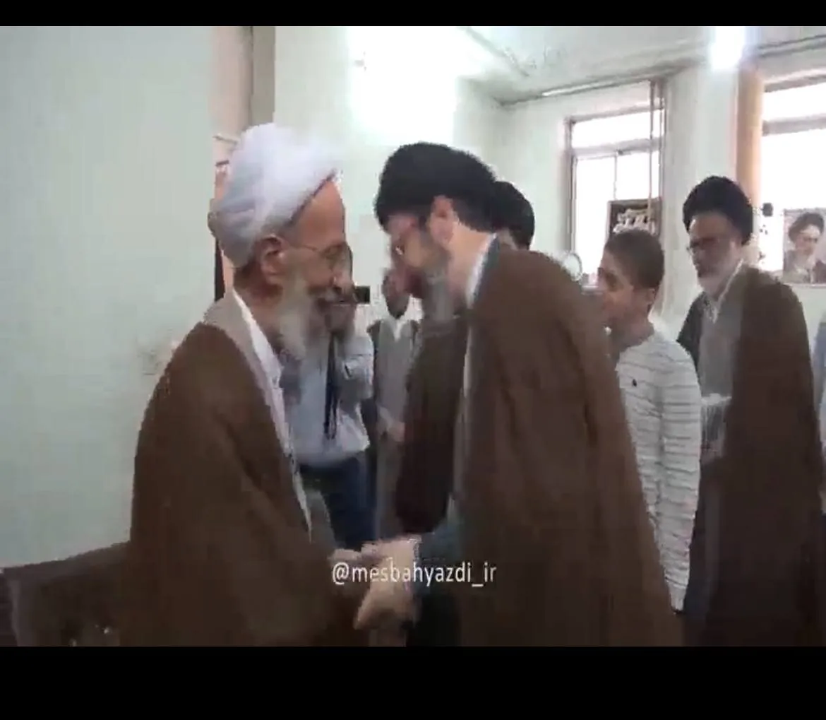حضور آیت الله سید مجتبی خامنه‌ای در منزل مصباح یزدی + تصاویر