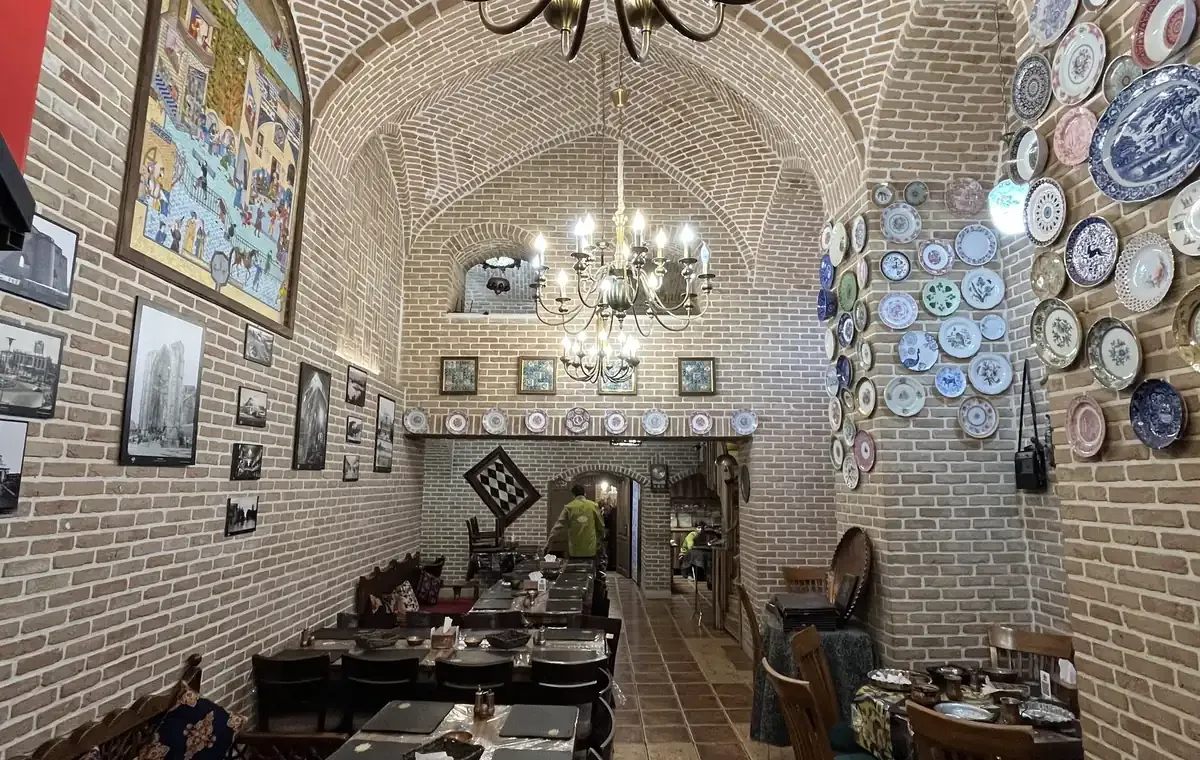 ۲. رستوران شازده؛ کوفته تبریزی در فضای حجره‌ای