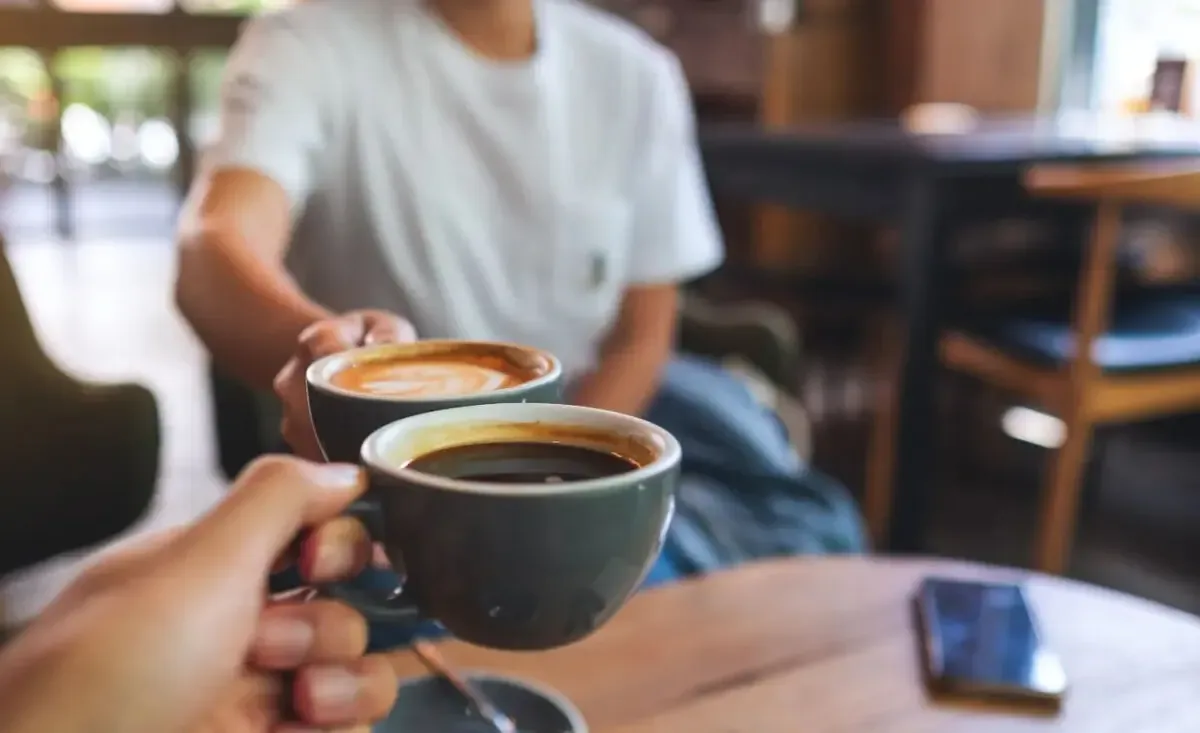 یک فنجان قهوه؛ برای یکی انرژی، برای دیگری اضطراب و تپش قلب!