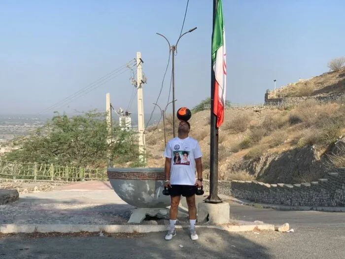 ورزشکار مینابی رکورد جهانی جدید خود را به نام شهدای مدرسه شجره طیبه ثبت کرد