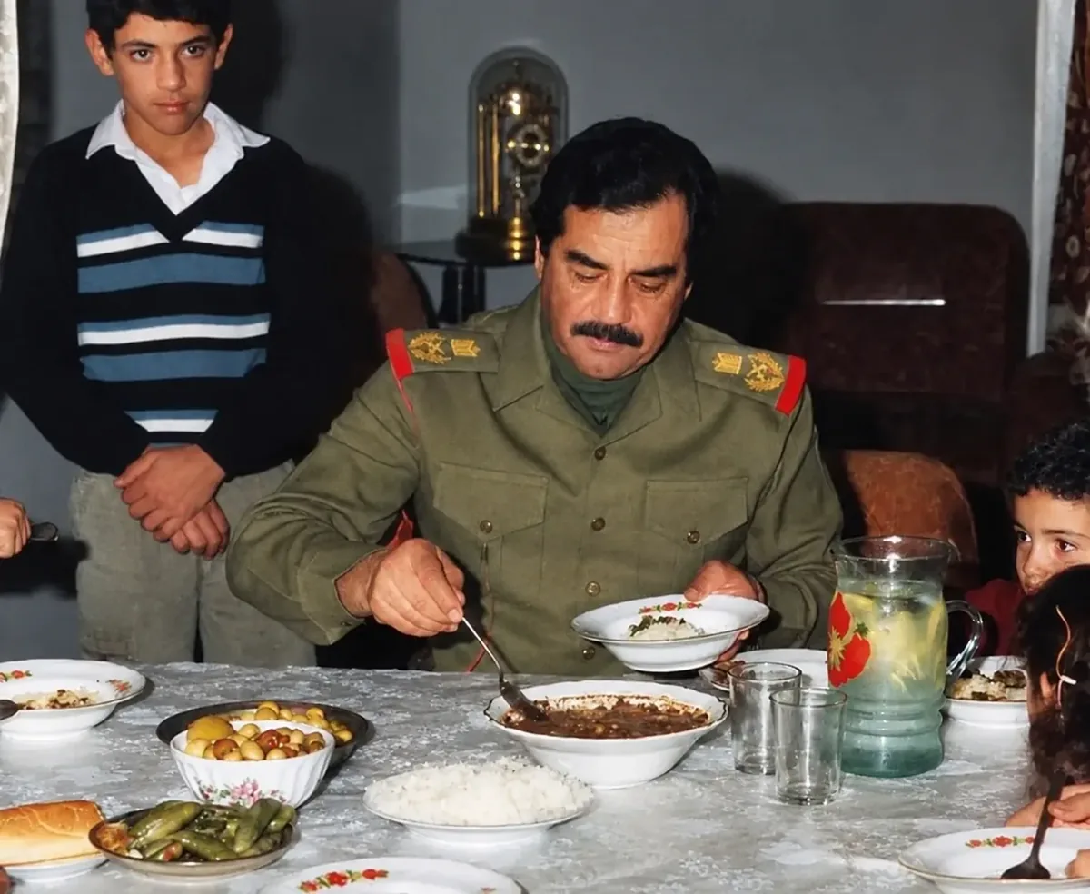 تصویری از صدام حسین در حال غذا خوردن
