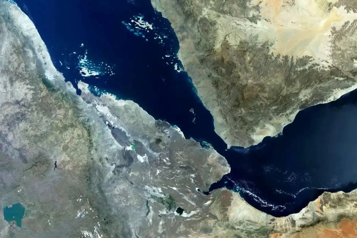 عبدالله باعبود، استاد روابط بینالملل در عمان: در حالی که توجهات به تنگه هرمز معطوف شده، اسرائیل در سکوت و با هماهنگی با متحدانش، در مسیر تقویت سلطه خود بر دریای سرخ و باب المندب پیش میرود
