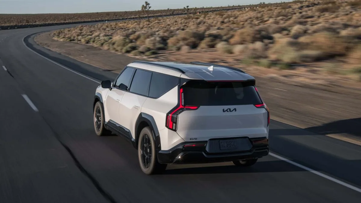 جزئیات قیمت و افزایش عملکرد Kia EV9 مدل ۲۰۲۷ اعلام شد | دیجینوی