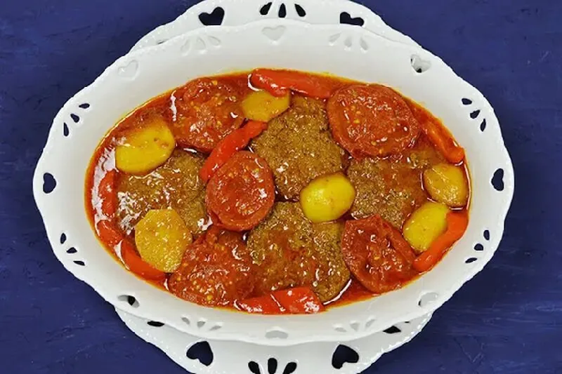 کباب تابه‌ای با سس گوجه؛ این غذا با سیب‌زمینی سرو می‌شود
