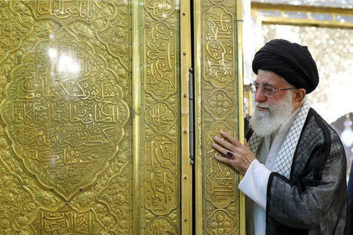 تصویر شهید دکتر مصباحالهدی باقری در کنار رهبر شهید انقلاب اسلامی در حرم مطهر رضوی