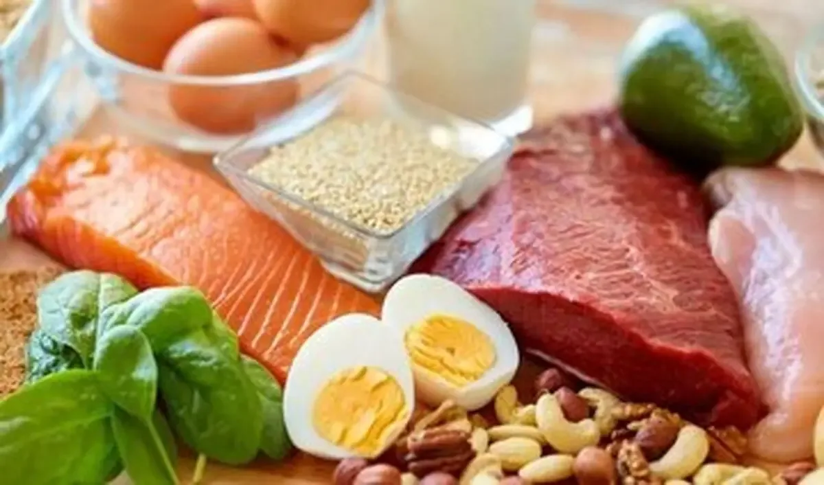 عادت های غذایی که افتادگی سینه را بیشتر میکنند
