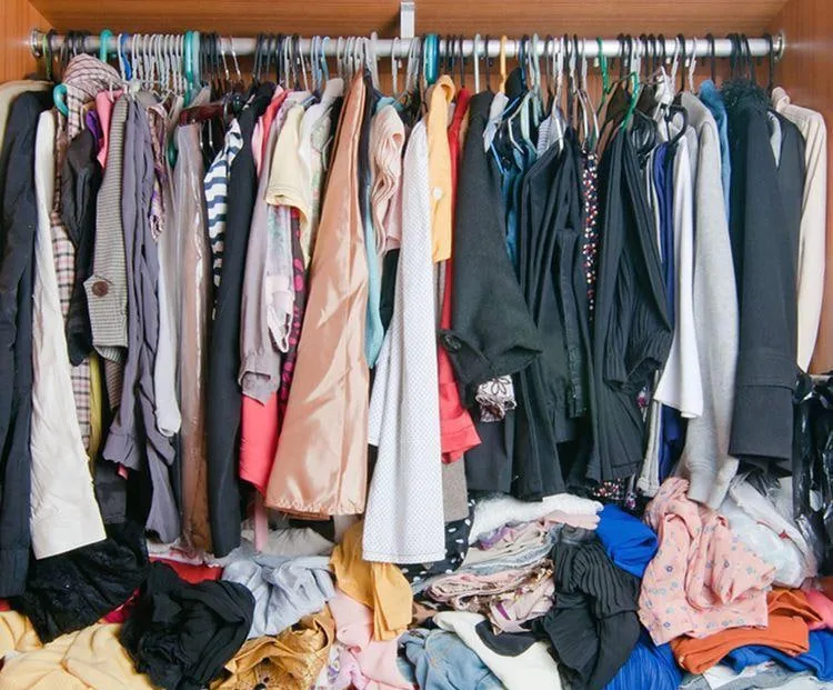 اگر کمدتان همیشه شلوغ است، احتمالاً این 6 اشتباه را مرتکب میشوید - چیدانه