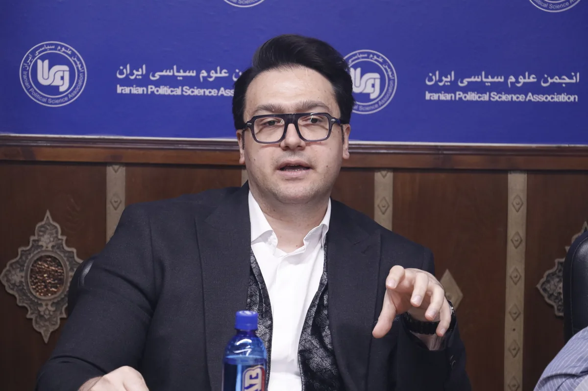 ایدئولوژی‌زدایی از ساحت فلسفه