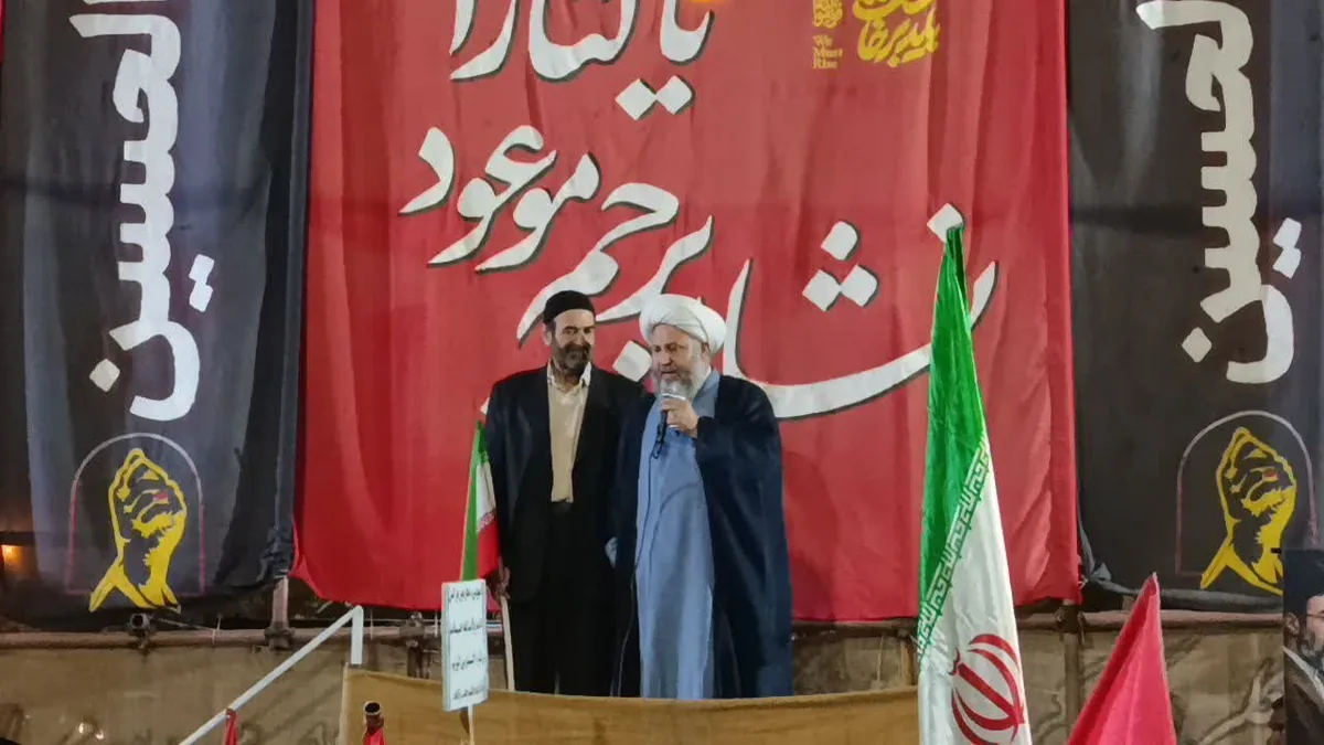 میدان‌داری جوانان در کنار امام جمعه آران و بیدگل در شب ۲۲۷ تجمعات مردمی