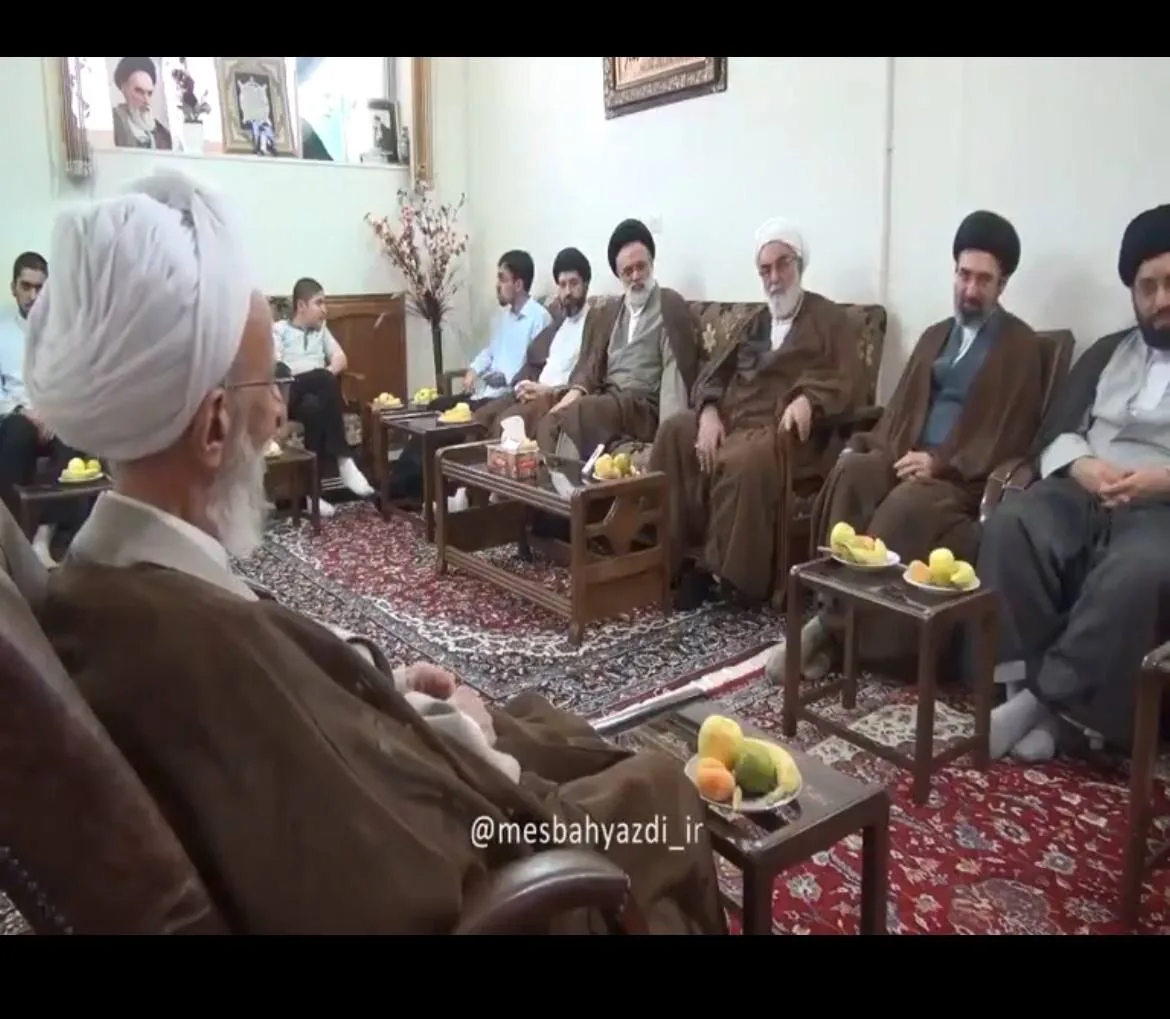 حضور آیت الله سید مجتبی خامنه‌ای در منزل مصباح یزدی + تصاویر