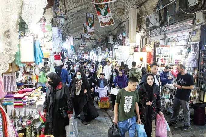 هشدار جدی روزنامه اطلاعات: نمیتوان از مردم انتظار مقاومت داشت و همزمان هزینه زندگی را بالا برد