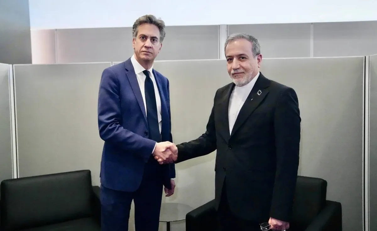 فشار سیاسی بر وزیر خارجه انگلیس به دلیل دست دادن با عراقچی!