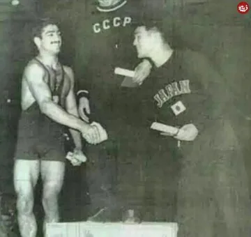 فردین روی سکوی دوم مسابقات جهانی کشتی ژاپن؛ سال ۱۳۳۳ / عکس