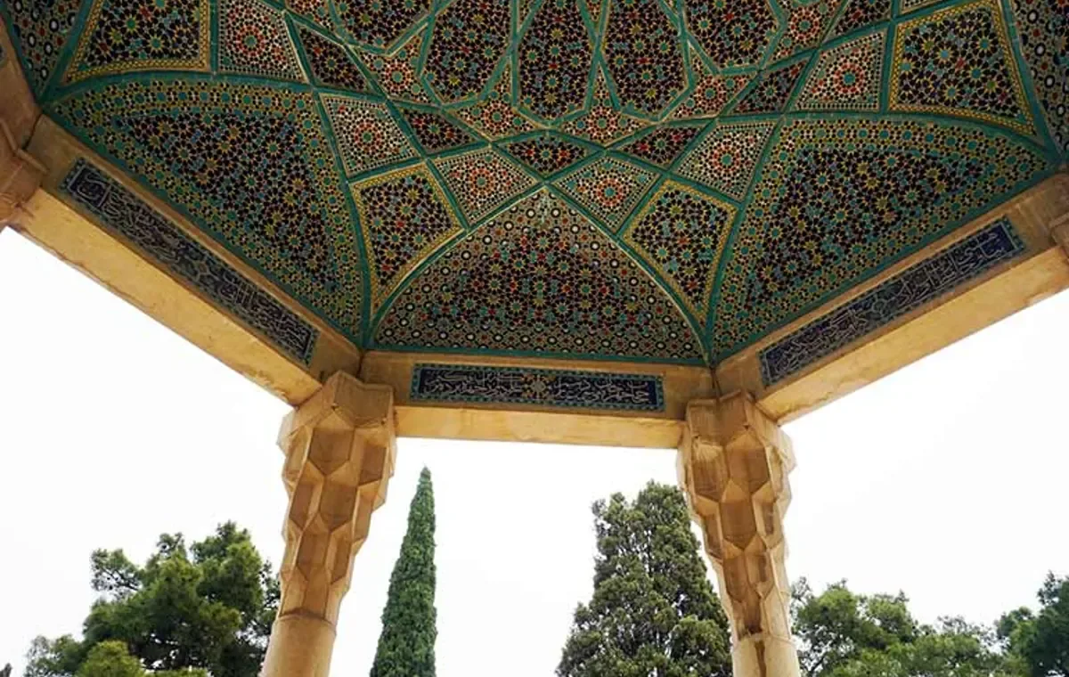 بنای آرامگاه؛ هشت ستون، گنبد و پله‌ها