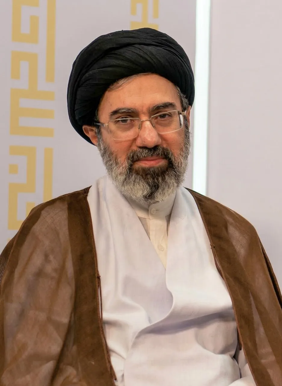 تصویر جدیدی که رسانه رهبر انقلاب، همزمان با انتشار پیام آیت الله خامنه‌ای برای روز پرستار، از ایشان منتشر کرد