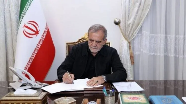 پیام تسلیت پزشکیان در پی درگذشت پدر شهید سپهبد موسوی