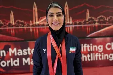 مدال طلای جهانی وزنه برداری در دستان فاطمه صمدی دندانپزشک مینابی