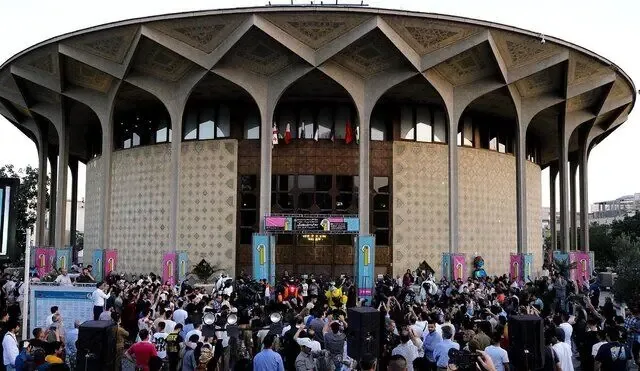 با عروسکهایتان به تئاترشهر بروید