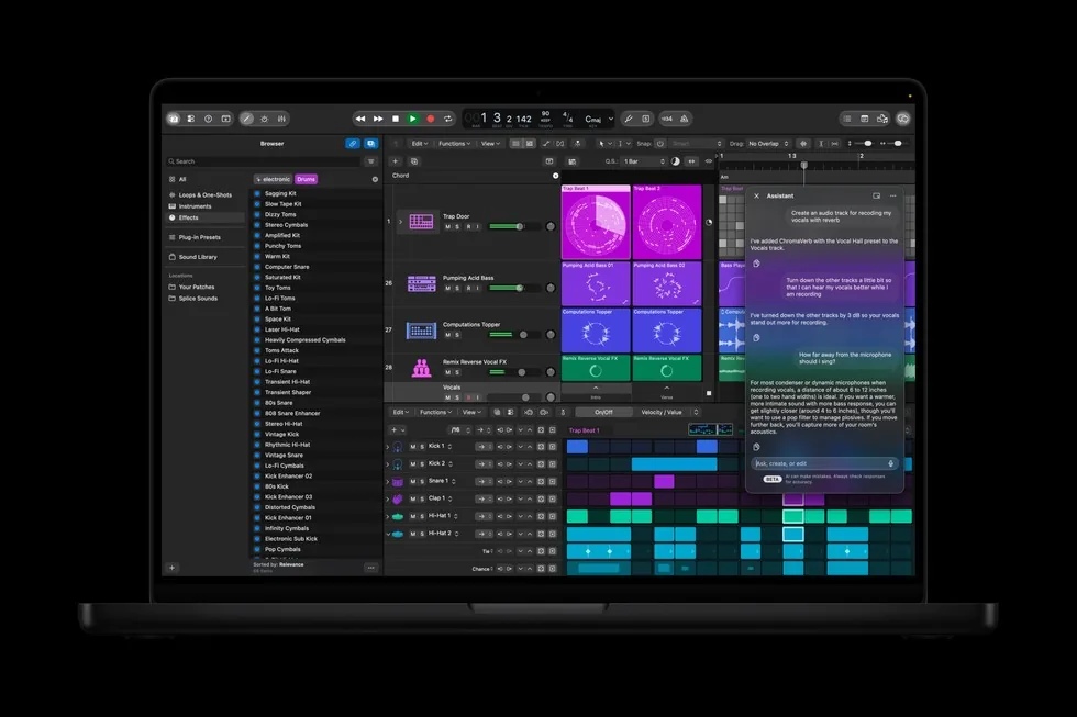 محیط نرم‌افزار لایج پرو (Logic Pro) در مک‌بوک اپل به همراه پنل دستیار هوش مصنوعی و جدول زمان‌بندی صوتی.
