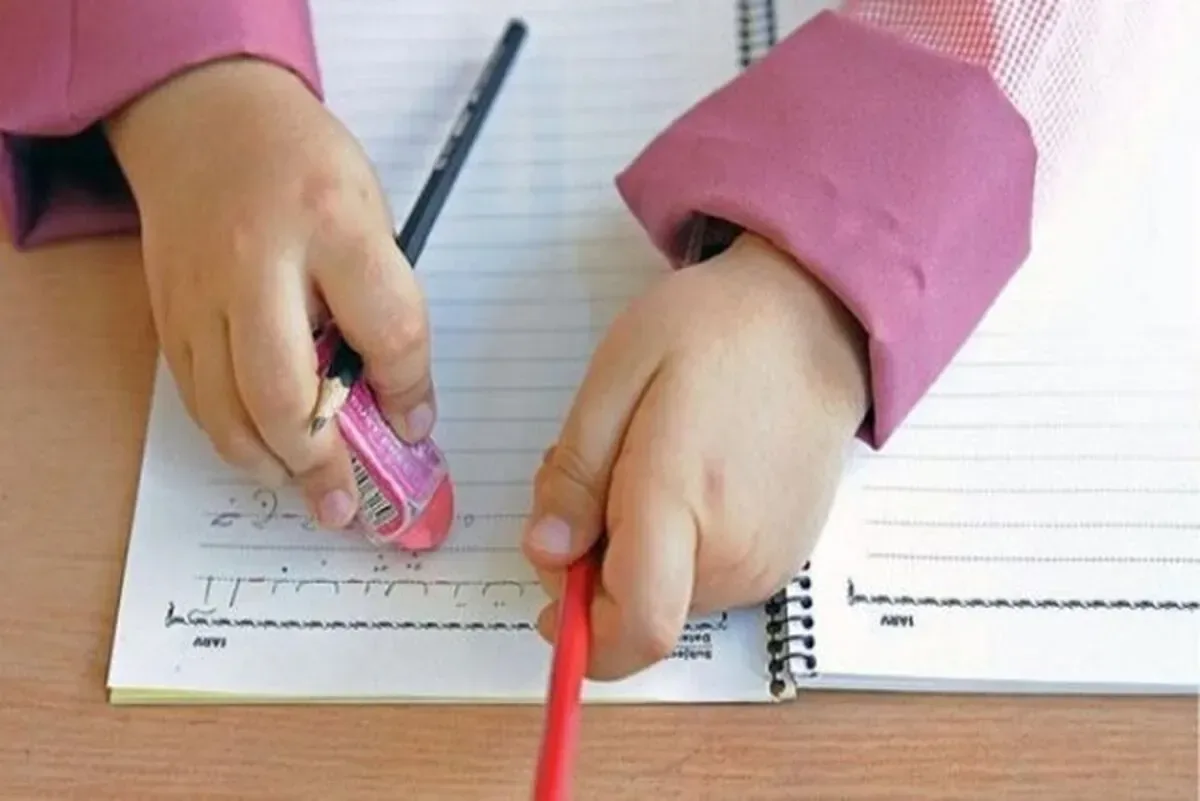 با تکالیف مدرسه بچهها چه کنیم؛ همراهی یا دخالت؟