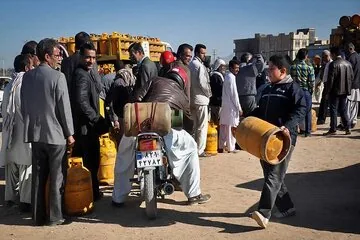 گلایه‌ زاهدانی‌ها از صف‌های طولانی کپسول گاز؛ قاچاق سوخت، متهم اصلی اختلال در توزیع
