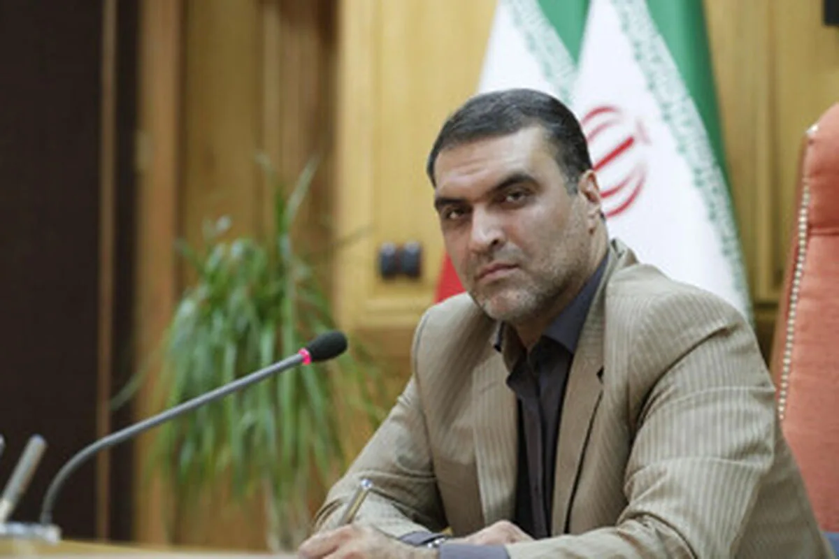 فعال اصولگرا: آقای پایداری، آقای جلیلی، آقای سوپرانقلابی و خانم خیلی خیلی انقلابی فقط برای یک ماه، تریبون، لشکرکشی خیابانی و دشنام به مقامات را تعطیل کنید!
