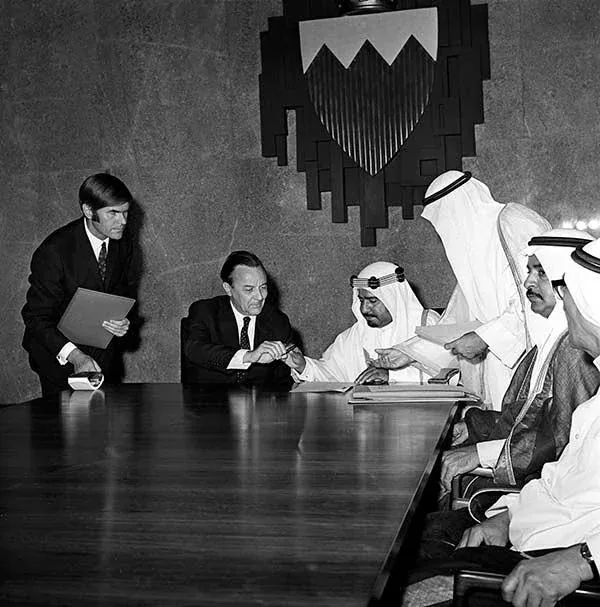 شیخ عیسی در حال اعلام استقلال بحرین در سال ۱۹۷۱
