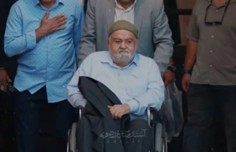 فیلم/ قابی متفاوت از آخرین زیارت اکبر عبدی در حرم امام رضا(ع)
