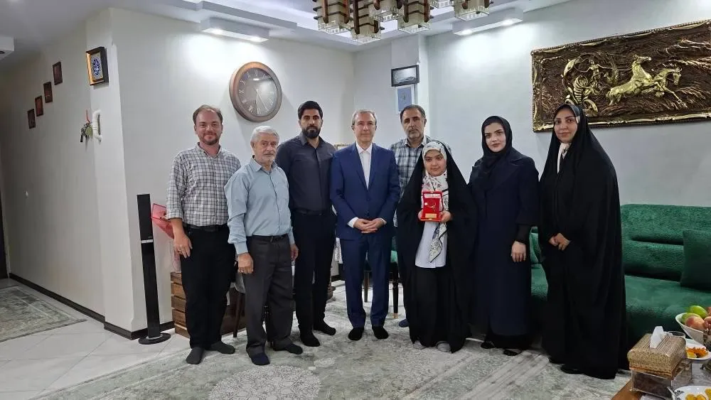 دیدار رئیس فدراسیون تنیس روی میز با خانواده شهید پوریا احمدی