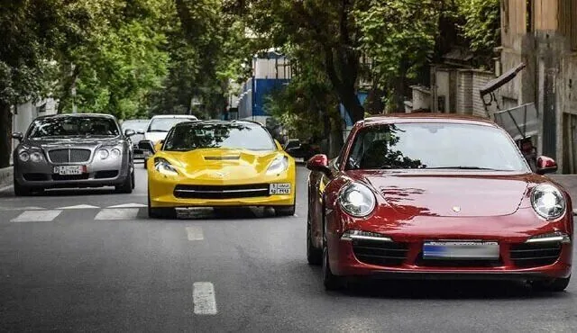 دبیر شورای عالی مناطق آزاد: مخالف ورود خودروهای لوکس به کشور هستیم