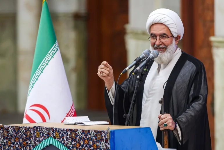 واکنش امام جمعه تهران به نامه ونس: فریب نامه نگاری آمریکا را نمی خوریم