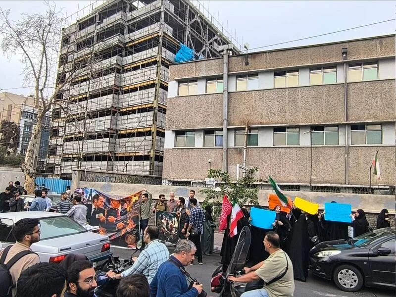 تجمع اعتراضی مقابل سفارت فرانسه در تهران در محکومیت سرکوب دانشآموزان