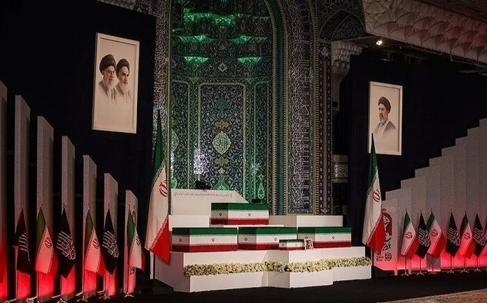 جای خالی قاب رسمی سه رییس جمهور پیشین در آیین ادای احترام در مصلای تهران