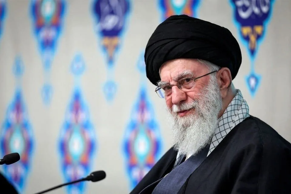 اولین تصاویر از آمادهسازی خودروی حامل پیکر مطهر رهبر شهید + ویدیو