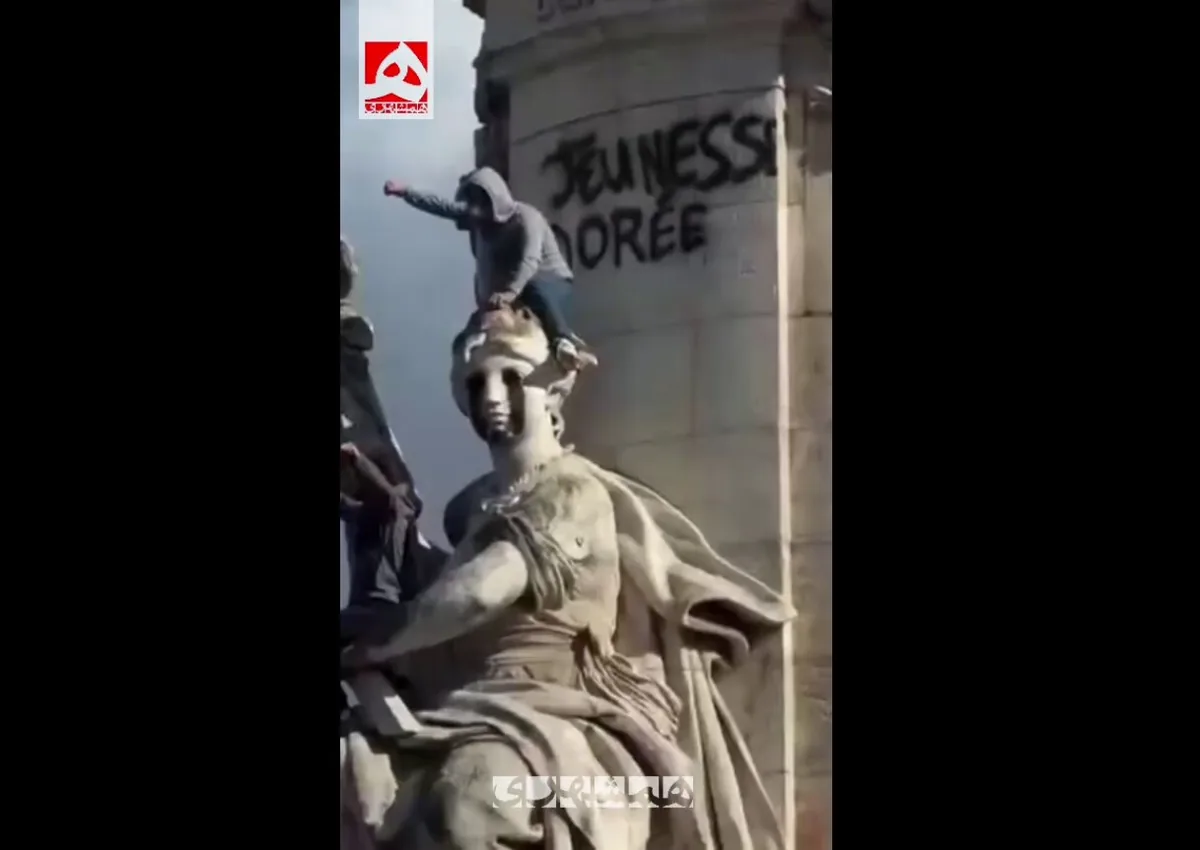 پوشاندن لباس خاص بر تن مجسمه غول پیکر + ویدئو | تصاویر آخرالزمانی از اعتراضات و غارت فروشگاهها