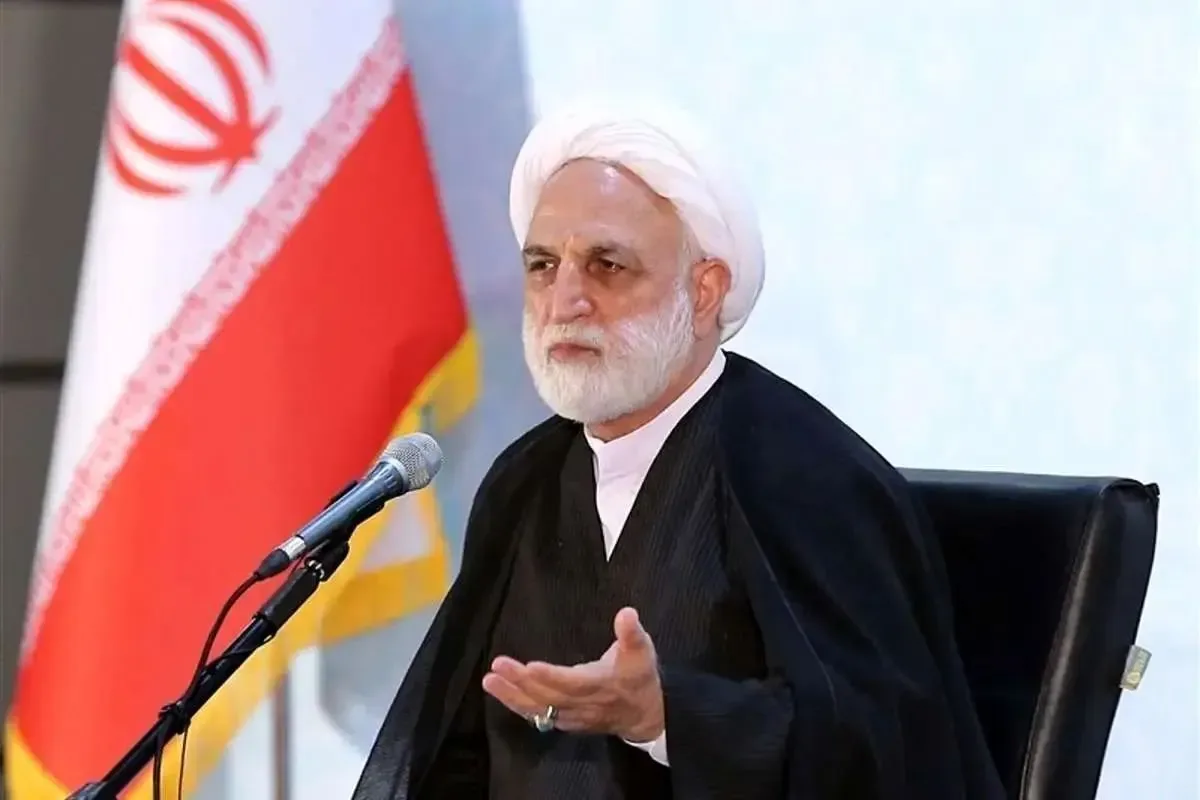 رئیس قوه قضائیه: فرد نفوذی با تابلوی دشمن به میدان نمیآید، بلکه با پوشش خودی، در داخل صفوف ملت قرار میگیرد تا آنها را به جان هم بیندازد/ اینکه برخی مسائل در مقاطعی با مردم در میان گذاشته نمیشود، برای جلوگیری از سوء استفاده دشمن است/ در عین مقابله با دشمن، باید به وضعیت معیشتی و تابآوری ملت نیز توجه جدی داشته باشیم/ اینکه رئیسجمهور از موانع میگویند، به معنای ناامیدی نیست