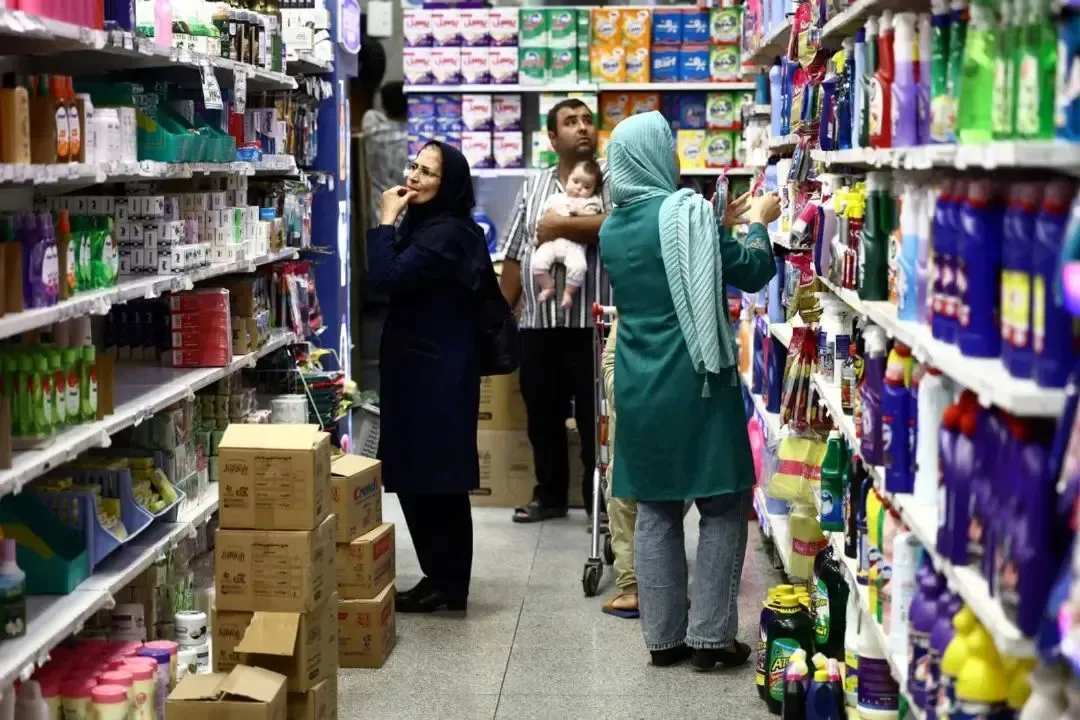 خبرگزاری دولت: گمانهزنیها درباره بازنگری در فهرست دریافتکنندگان کالابرگ/ خانوارهایی که واحدهای مسکونی با مجموع ارزش بیش از ۷۵ میلیارد تومان و خودروهای سواری و وانت با ارزش بیش از ۷.۵ میلیارد تومان داشته باشند یا جزو ۵ درصدی باشند که بیشترین میزان مصرف انرژی را دارند، در گروه با وسع اقتصادی بالا قرار خواهند گرفت