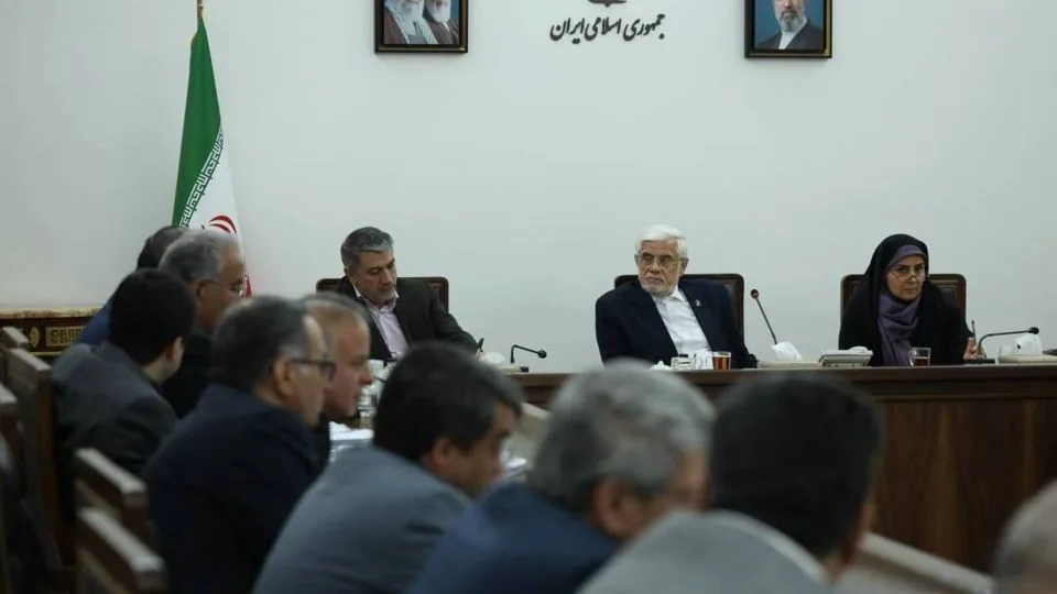 عارف: محاصره دریایی دشمن فرصتی برای توسعه گذرگاههای مرزی و کریدورهای کشور شد