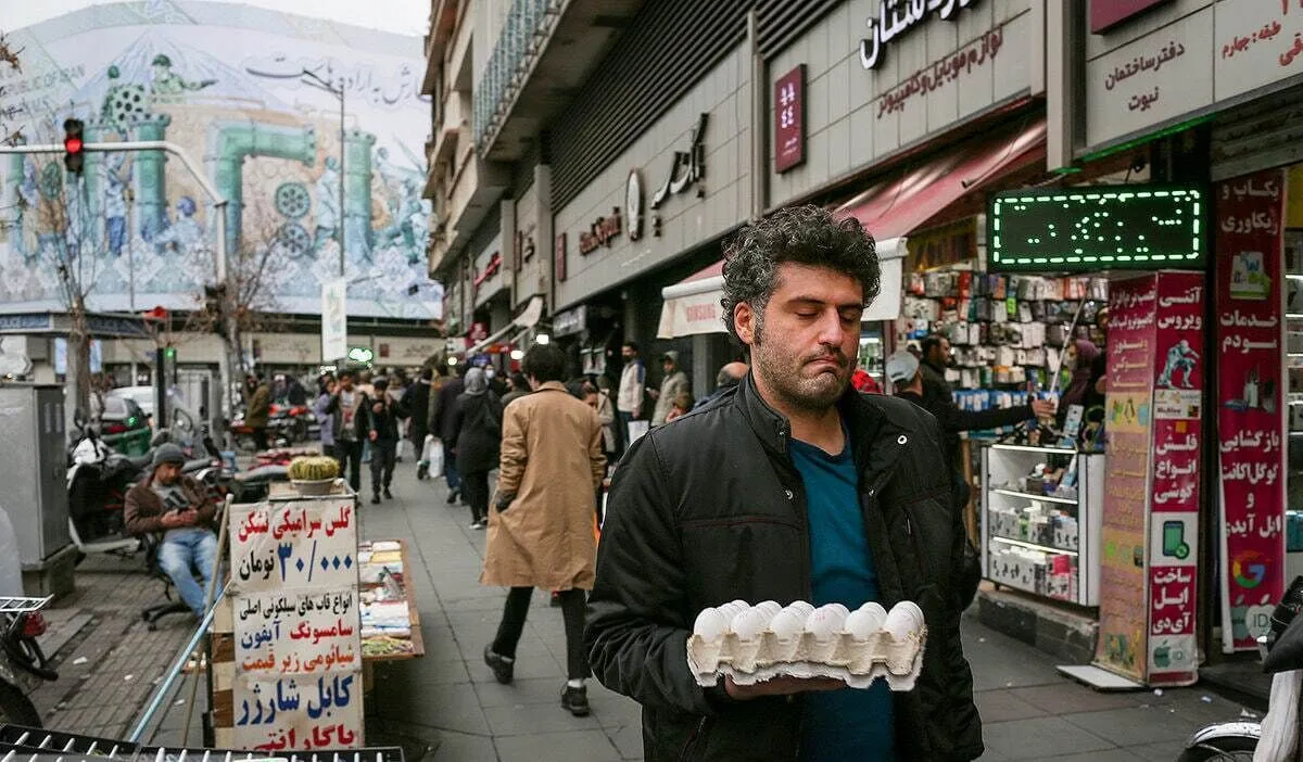 چرا با کوچک شدن کیک اقتصاد نمیتوان انتظار معجزه از سیاستهای حمایتی داشت؟ | چرا برخلاف ترکیه، دستمزد ایرانیان همگام با تورم زیاد نمیشود؟
