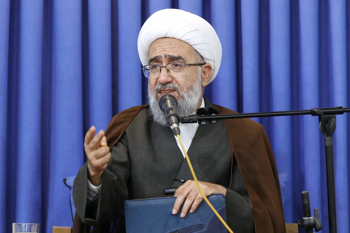 ولایت فقیه، انقلاب اسلامی را در برابر هجمه های دشمنان بیمه کرده است/ طلاب از مردم مبعوث شده عقب نمانند