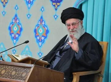 تصویری از ادای احترام رهبر شهید و فرماندهان شهید به شهدای گمنام