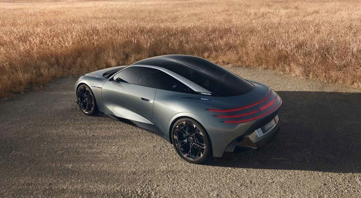 نمای سه‌رخ عقب پژو RCZ Vision با سقف شیشه‌ای حبابی، چراغ‌های LED قرمز و بدنه عضلانی در کنار مزرعه گندم