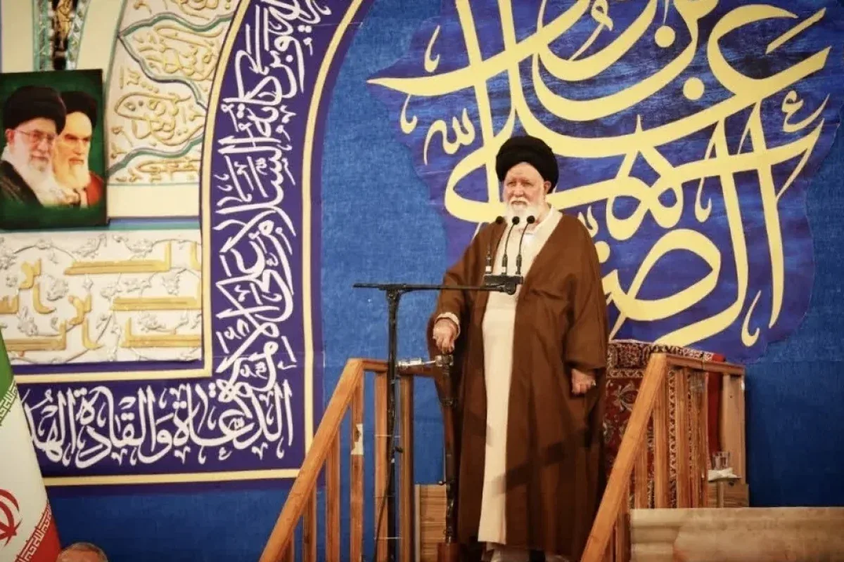 امام جمعه مشهد: آمریکا در جنگ با ایران در دو راهی ماشه و فرسایش گرفتار شده است