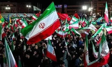 انتقاد تند نشریه سپاه از شعارهای سیاسی در تجمعات شبانه؛ بدعت شوم در بعثت مردم/ میدان مردم، سرمایه همه است؛ نه حیاط خلوت احزاب و نه ملک مشاع جناحها