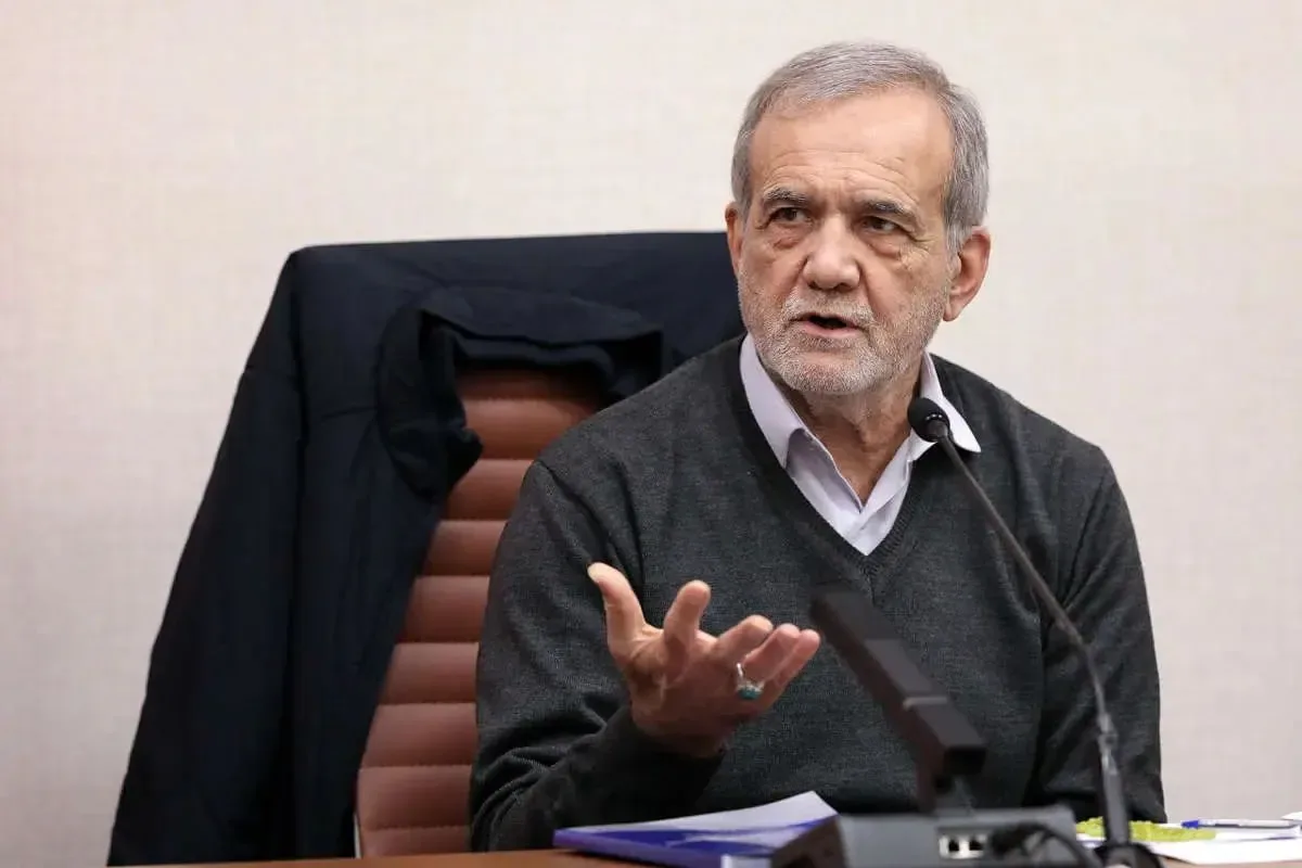 پزشکیان: تصور اینکه همچنان در سالهای آینده با نرخ تورم بالای ۵۰ یا ۶۰ درصد مواجه باشیم، برای من غیر قابل قبول است/ مبلغ کالابرگ باید بر اساس تورم اصلاح شود؛ ما با وزیر اقتصاد و رئیس بانک مرکزی دعوا میکنیم تا این رقم را افزایش دهند/ اینکه رشد اقتصادی ۱۰ درصد باشد، اما ملت کماکان فقیر باشند، به کار من نمیآید؛ من رشد ۵ درصدی توامان با رفاه مردم را ترجیح میدهم