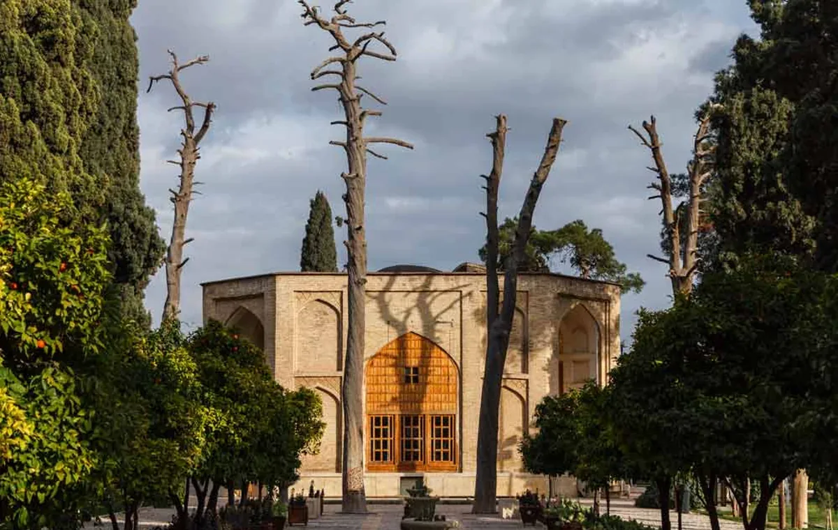دروازه قرآن، باغ جهان‌نما و موزه هفت‌تنان